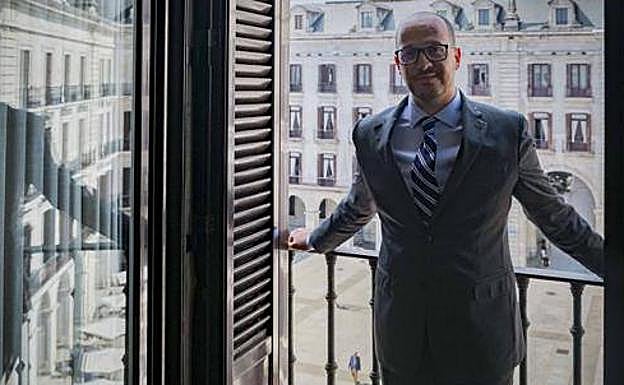 Ray Cazorla, ayer en la sede que la Cámara de Comercio posee en Santander. 