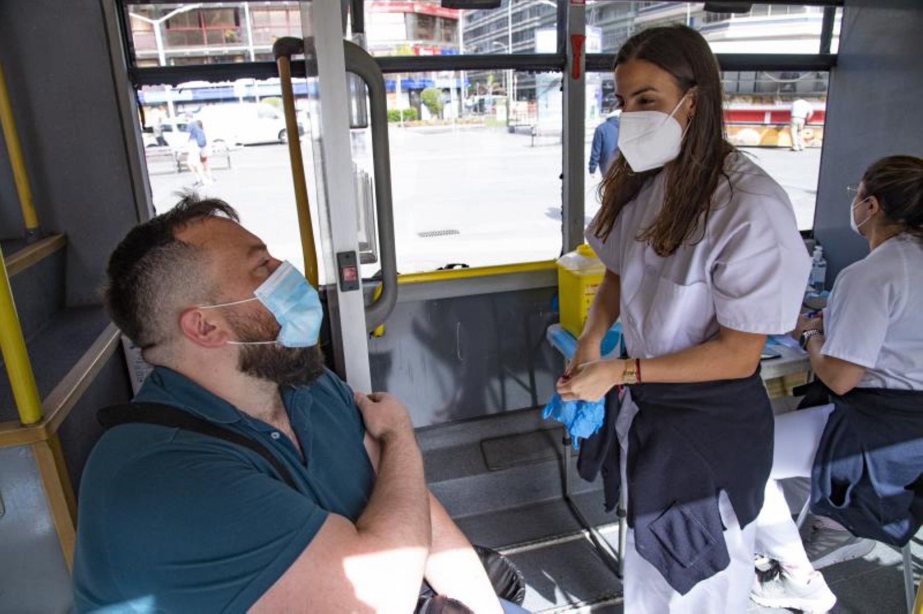 José Antonio Montaner recibe la tercera dosis en la Vacuguagua. 