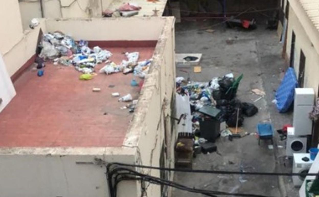 Acumulación de basura en el interior del edificio. 