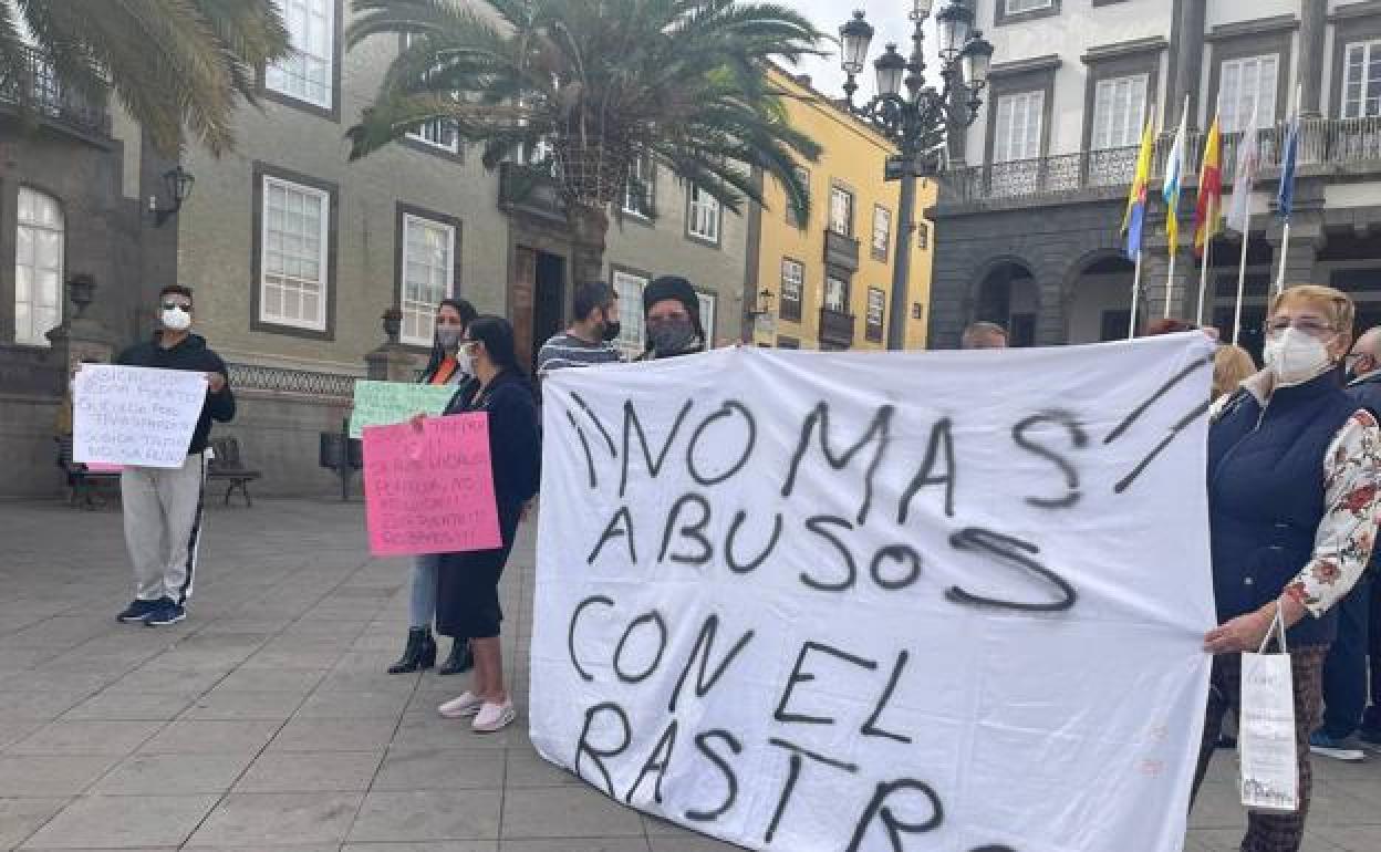 Protesta de vendedores del rastro en el último pleno. 