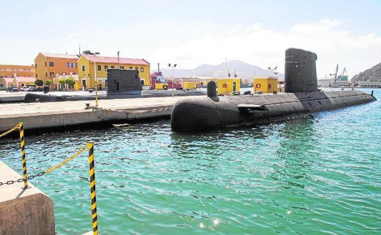 Dos submarinos S-70, atracados en el Arsenal de Cartagena.
