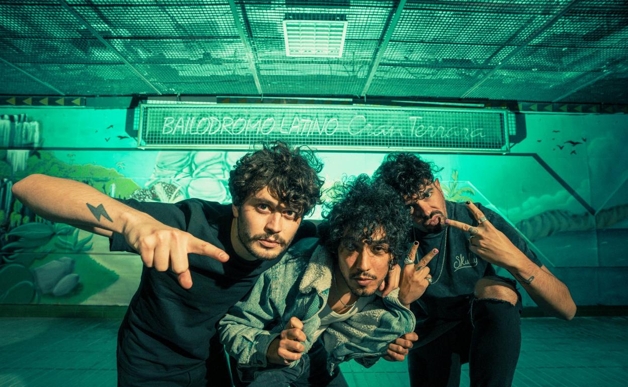 Los tres integrantes de la banda de rock palmera de Los Vinagres, Abel (voz y guitarra), Rober (batería) y Sergio (bajo). 