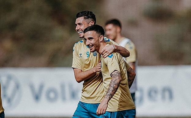 Rober, sonriente, junto a su compañero Mujica en un entrenamiento. 