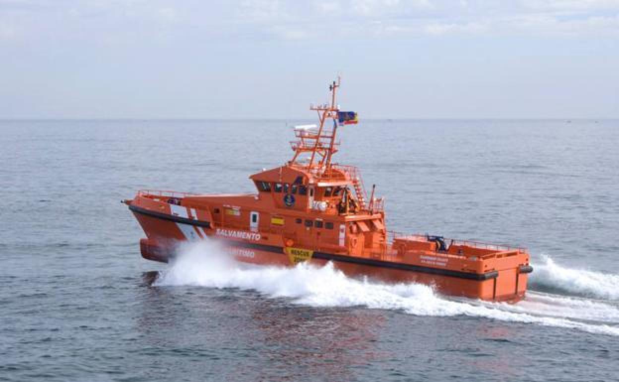 Salvamento rescata una patera con 68 personas cerca de Gran Canaria