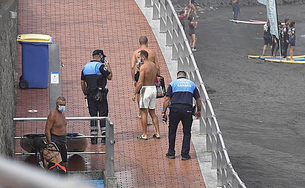 La Policía Local comprueba el uso de mascarillas en Las Canteras cuando era obligatorio. 