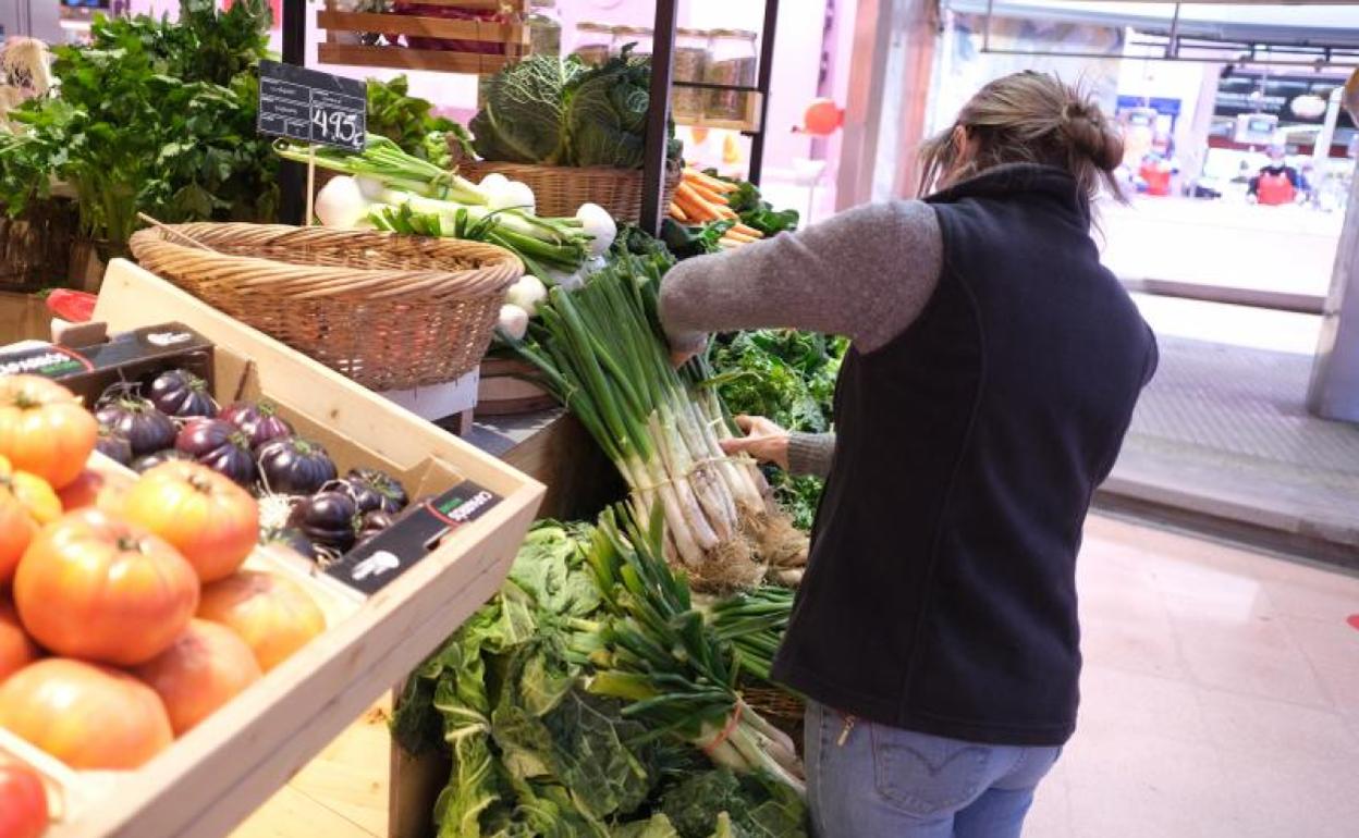 Frutas y verduras no varían mucho el precio.