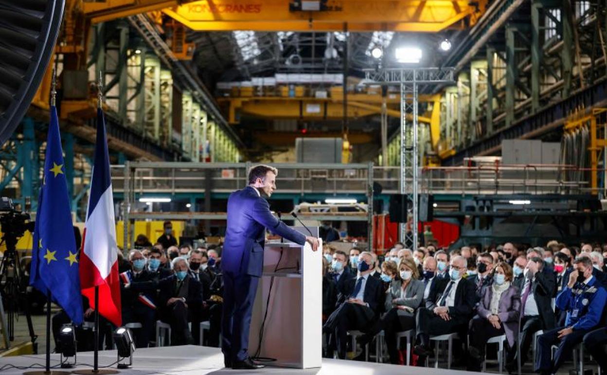El presidente francés, Emmanuel Macron, realiza un discurso en la sede de la empresa General Electric Steam Power en Belfort.