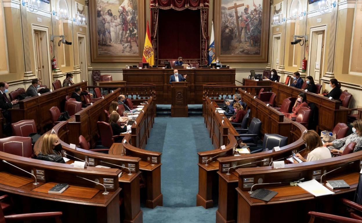 Parlamento. Imagen de una sesión plenaria en la cámara, donde la pandemia ha obligado a ejercer votos a distancia. 