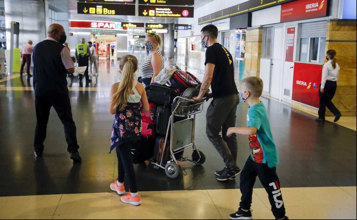 Una familia de turistas a su llegada al aeropuerto de Gran Canaria. 