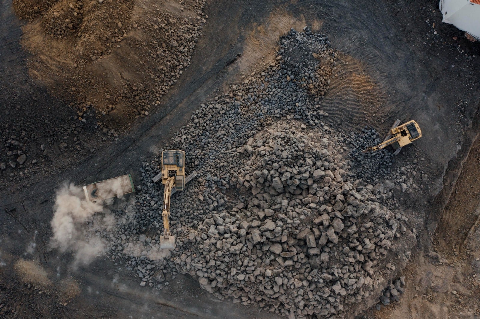 Fotos: Se intensifican los trabajos de reconstrucción de la zona del volcán