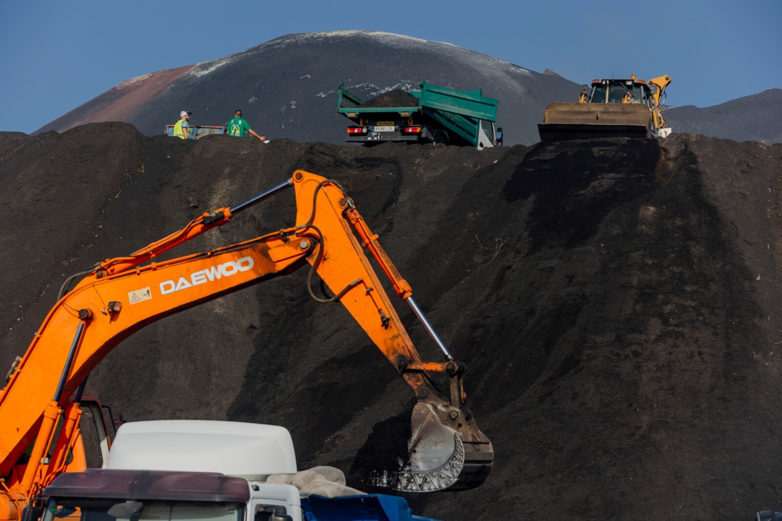 Fotos: La retirada de ceniza de La Palma avanza a buen ritmo