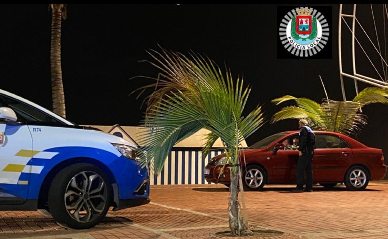 Circula con su coche por el Paseo de Las Canteras