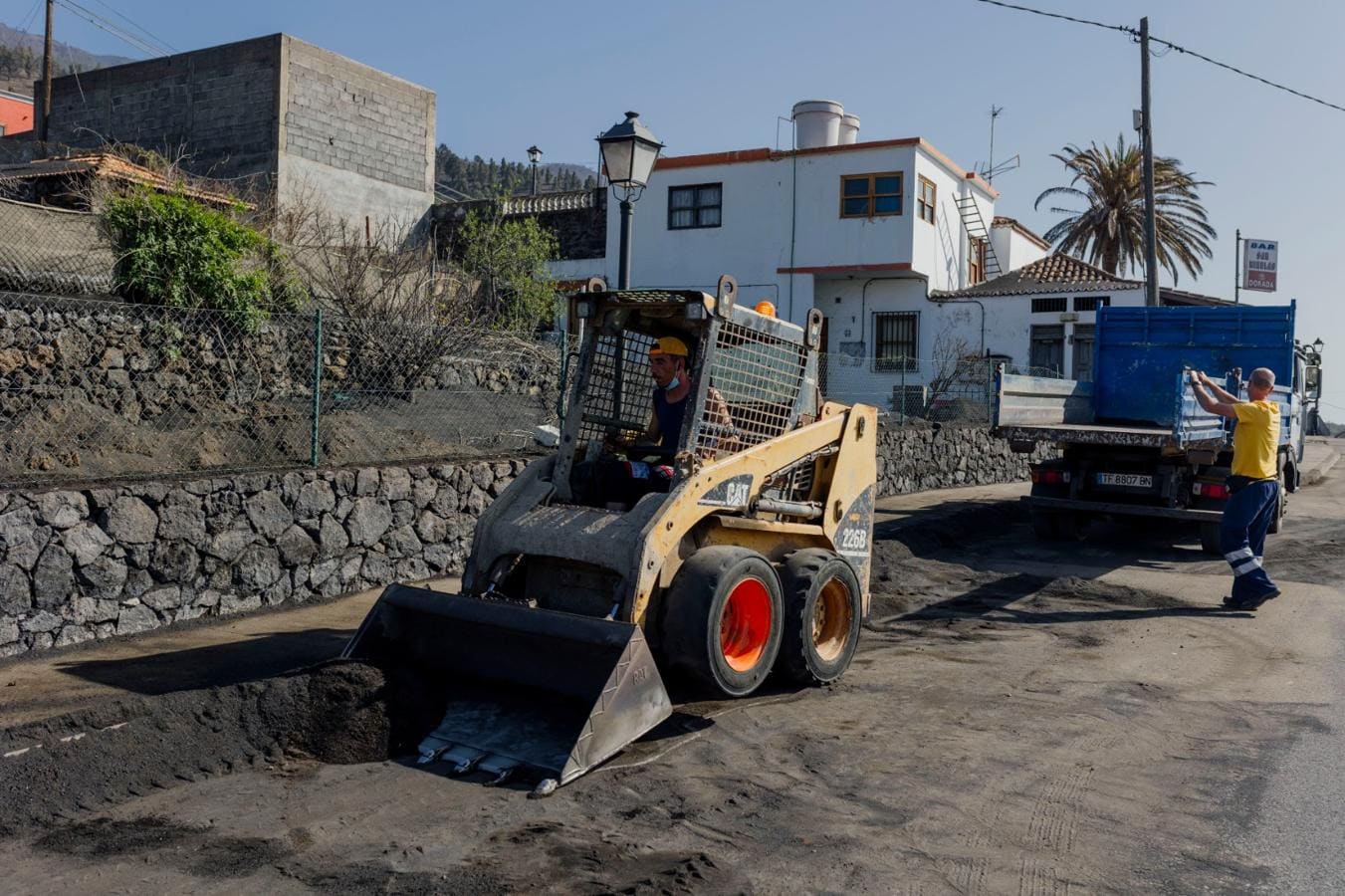 Fotos: La retirada de ceniza de La Palma avanza a buen ritmo