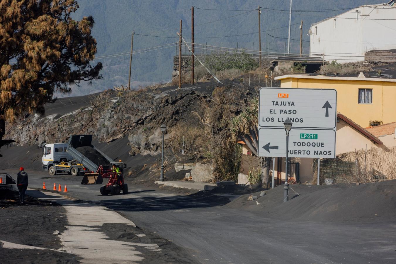 Fotos: La retirada de ceniza de La Palma avanza a buen ritmo