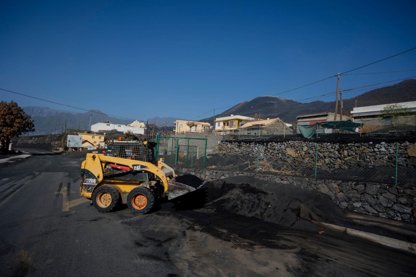 Fotos: La retirada de ceniza de La Palma avanza a buen ritmo