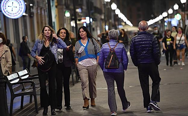 Tres ciudadanas caminaban en la noche de este viernes por la capital grancanaria sin mascarillas, lo que está permitido desde el pasado jueves. 