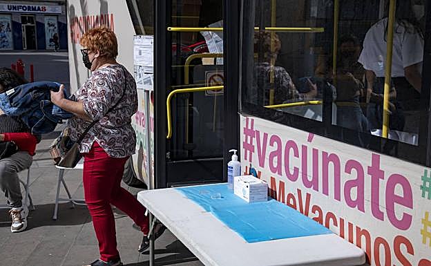 Una usuaria, esta semana, saliendo de las instalaciones de la vacuguagua que recorre Gran Canaria. 