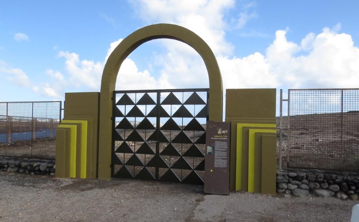 La puerta que guarda la entrada al yacimiento ha sido renovada. 