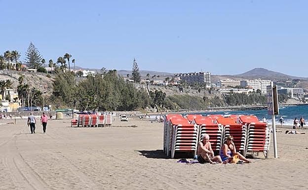 Imagen de varios trabajadores colocando las hamacas. 