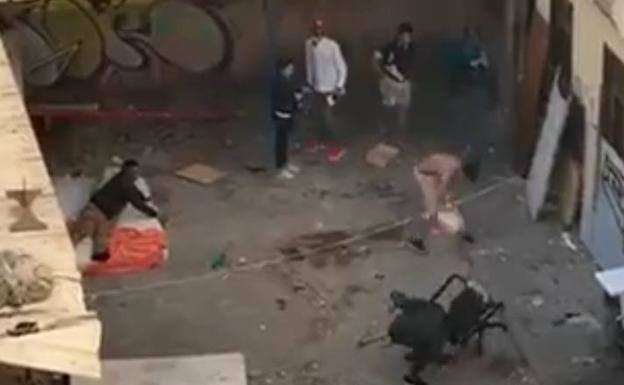 Los vecinos de Miguel Rosas denuncian amenazas de los okupas: «Me he quedado con tu cara, calladito, no seas chivato...»