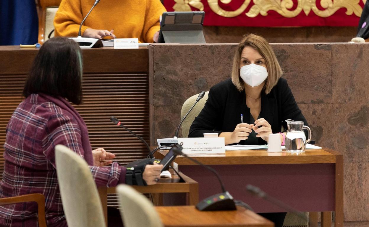 La consejera de Derechos Sociales, Noemí Santana, compareció ayer en comisión parlamentaria para abordar la atención a los menores. 