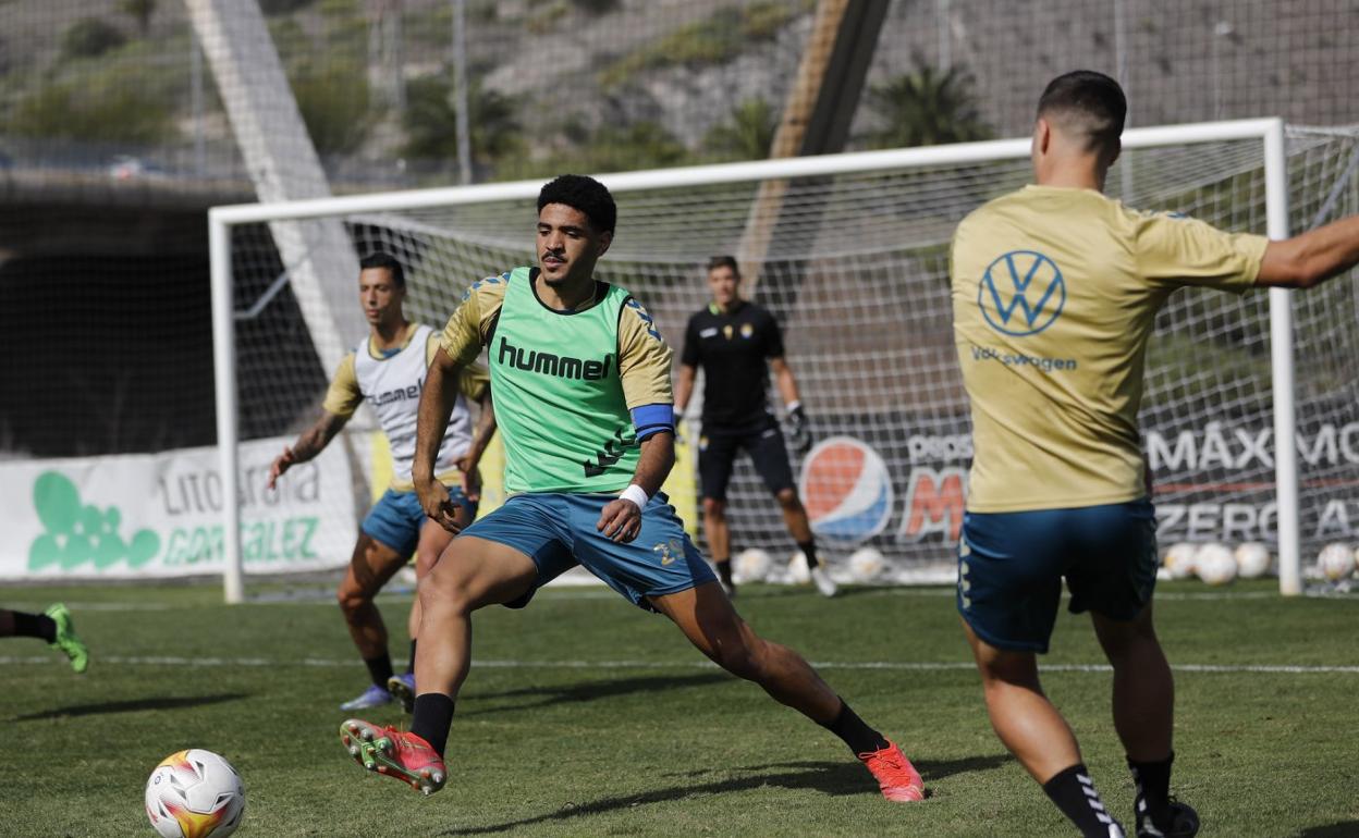 Saúl Coco aprieta para ganarse un sitio en la zaga titular en La Romareda. 