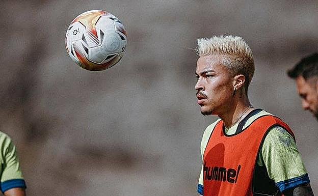 Imagen principal - Pimienta ya medita soluciones en el once de la UD Las Palmas