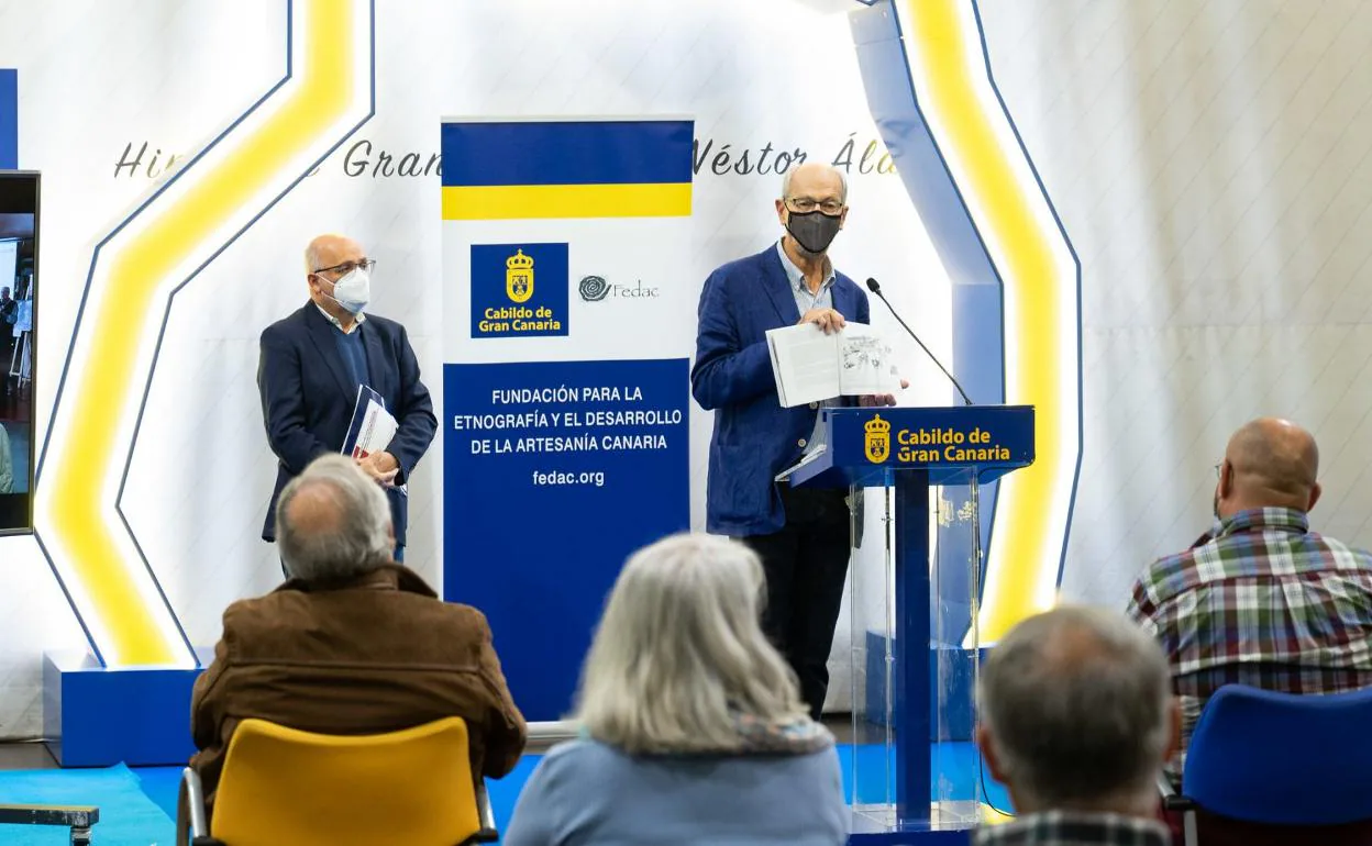 El historiador Alex Hansen muestra el libro delante del presidente del Cabildo, Antonio Morales. 