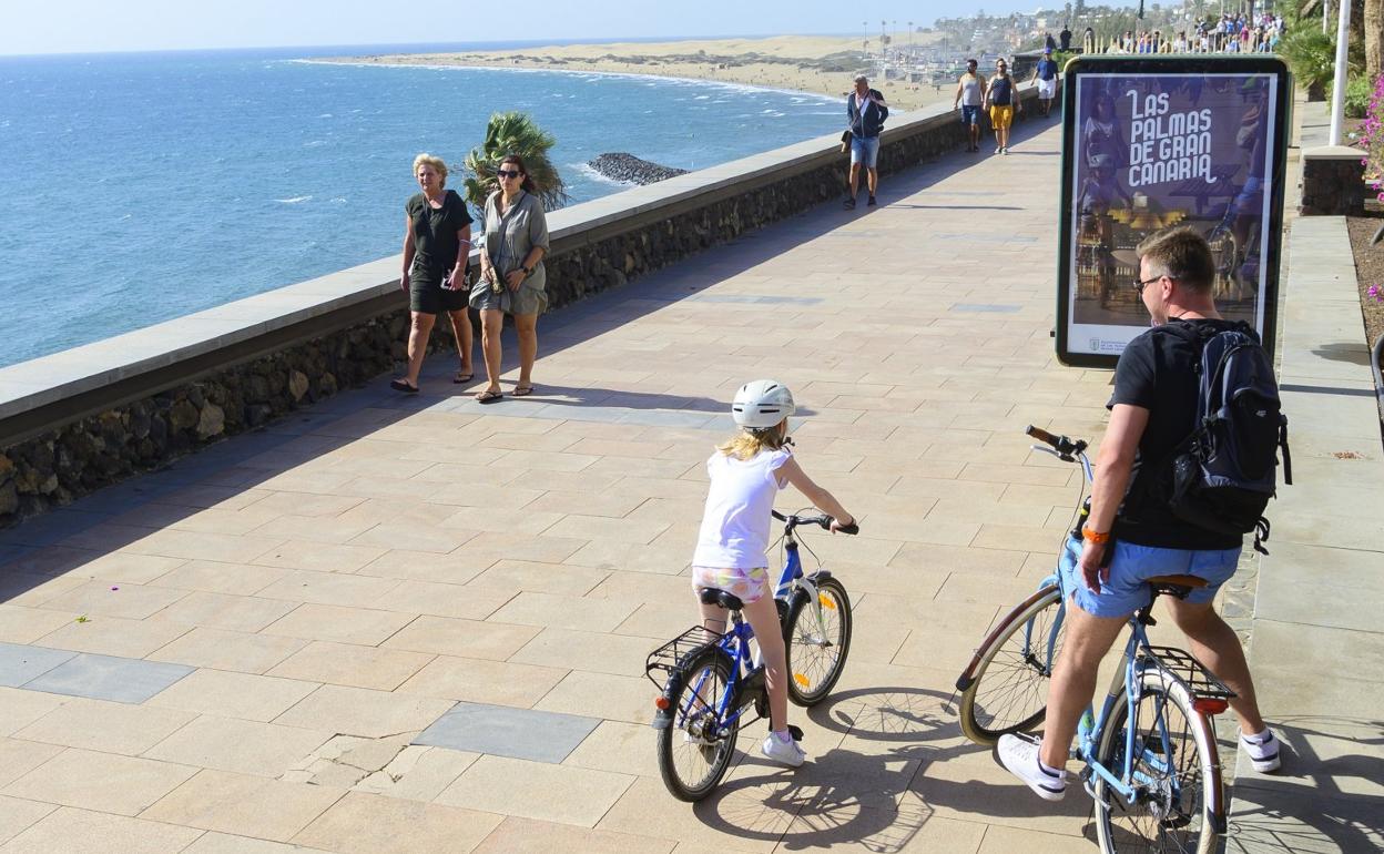 Imagen de uno de los soportes que publicitan la ciudad en las zonas turísticas del sur. 