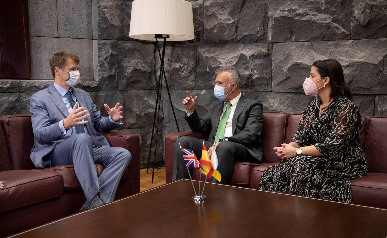 El presidente del Gobierno de Canarias, Ángel Victor Torres (c), y la consejera de Turismo, Yaiza Castilla (d), han recibido este miércoles al embajador de Reino Unido en España, Hugh Elliott (i)
