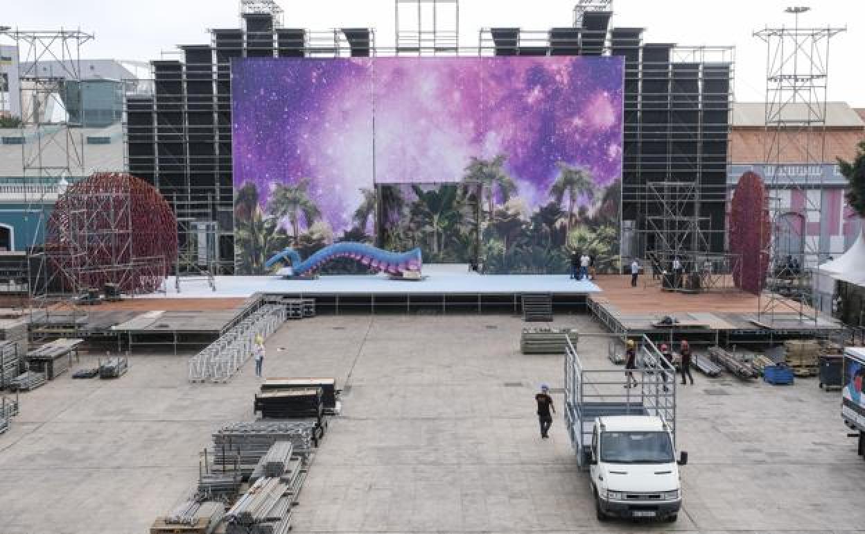 Escenario en construción del carnaval 2022. 