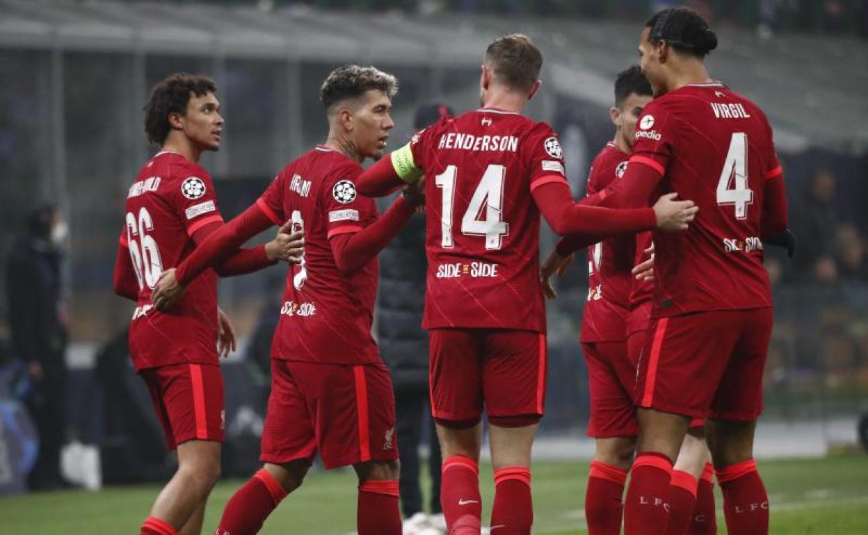 Los jugadores del Liverpool celebran con Firmino su gol. 