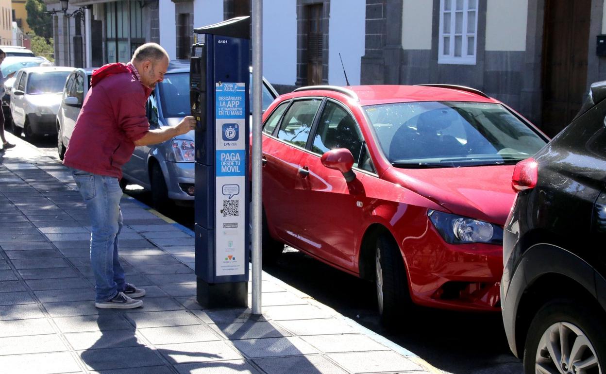 Un ciudadano paga la zona azul de estacionamiento en el entorno de Triana. 