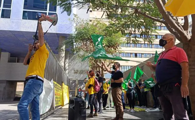 Una de las imágenes de la concentración de ayer frente al edificio de Usos Múltiples II del Gobierno de Canarias. 