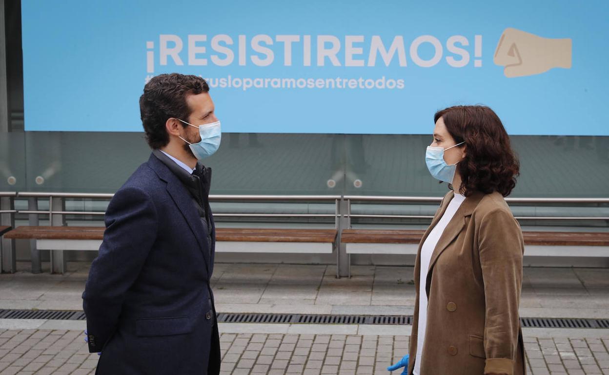 Ayuso y Casado, en el hospital provisional de Ifema (Madrid) en 2020. 