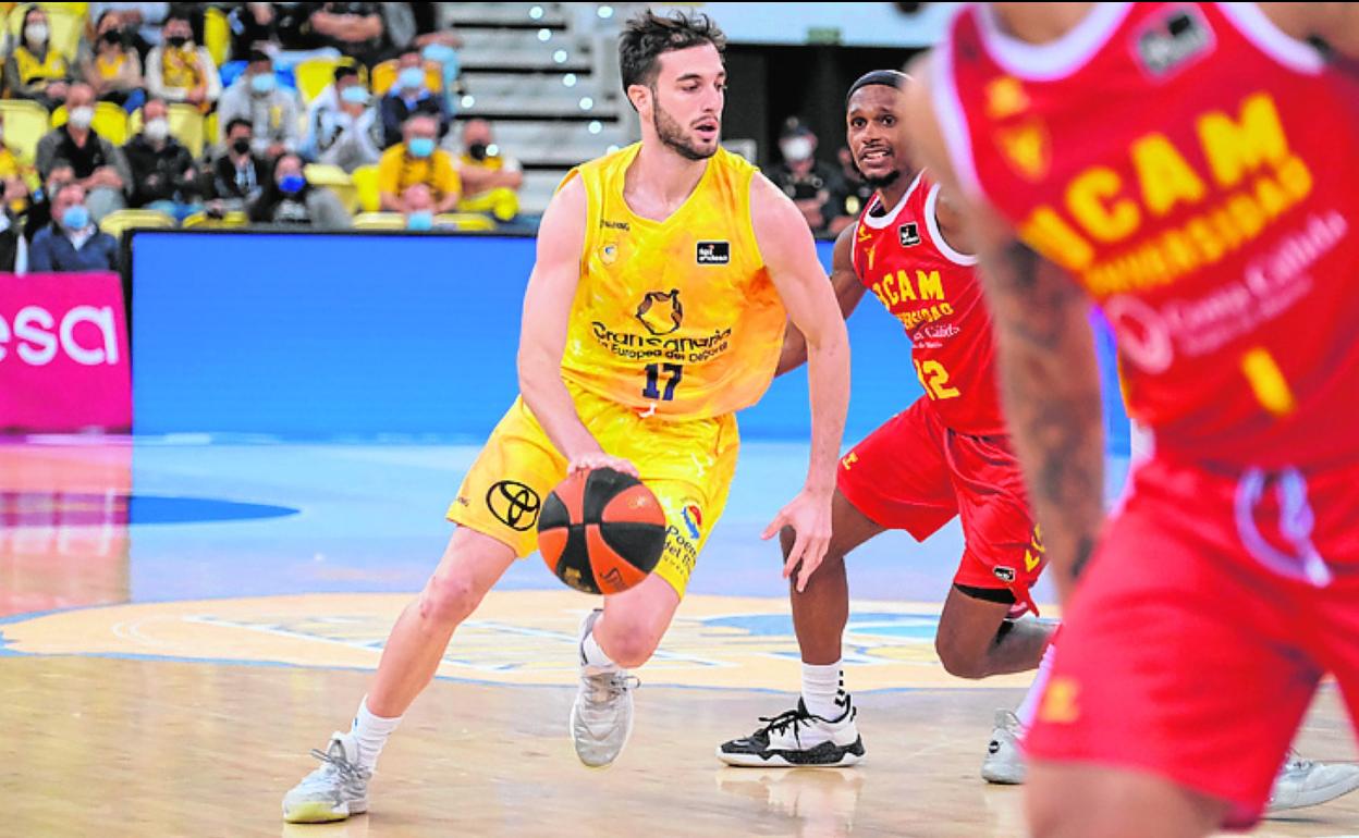 García supera la defensa en el duelo ante el Murcia. 