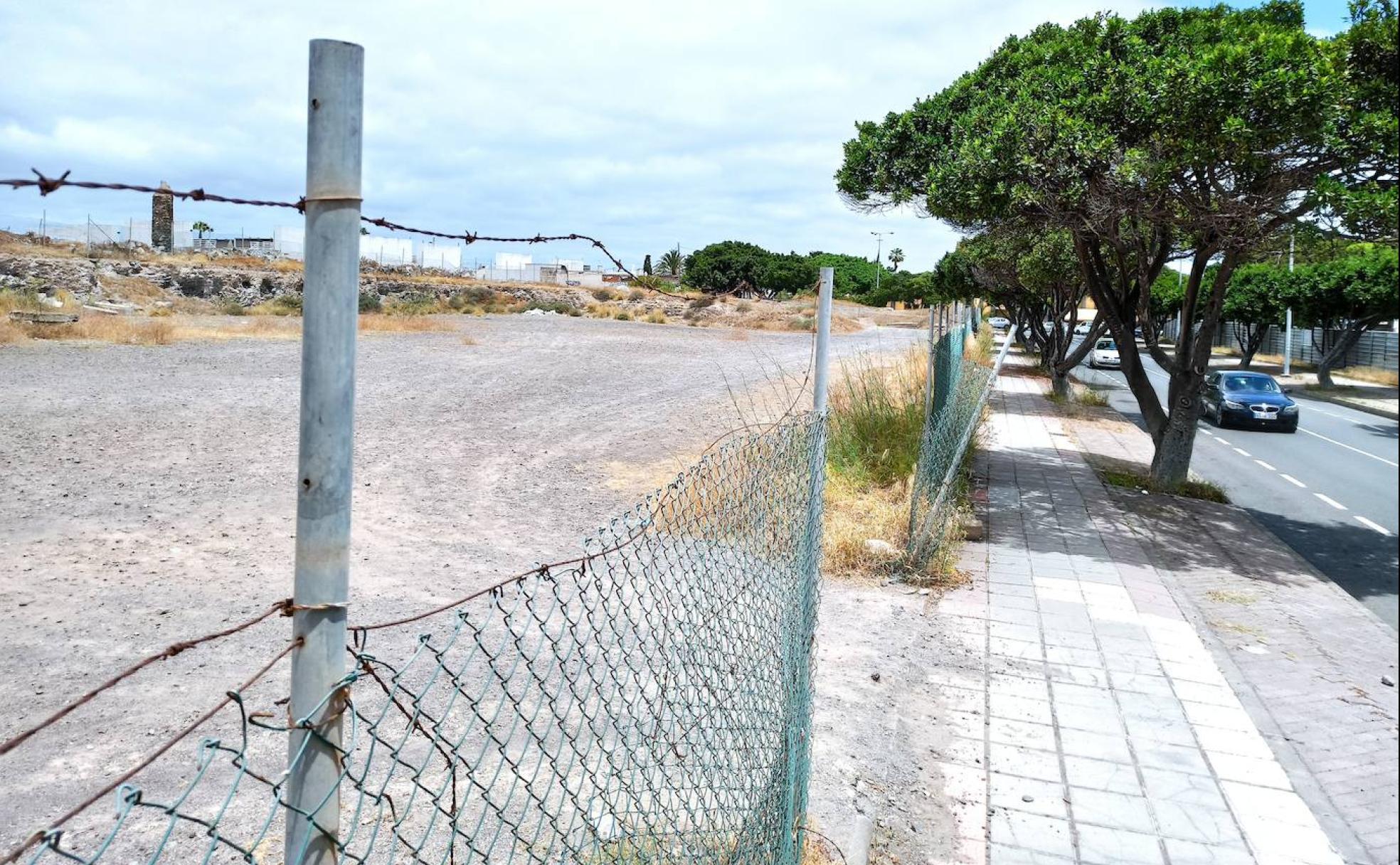 Imagen del solar que es propiedad de Pedruzcos Oil y en el que se quiere levantar la gasolinera. 