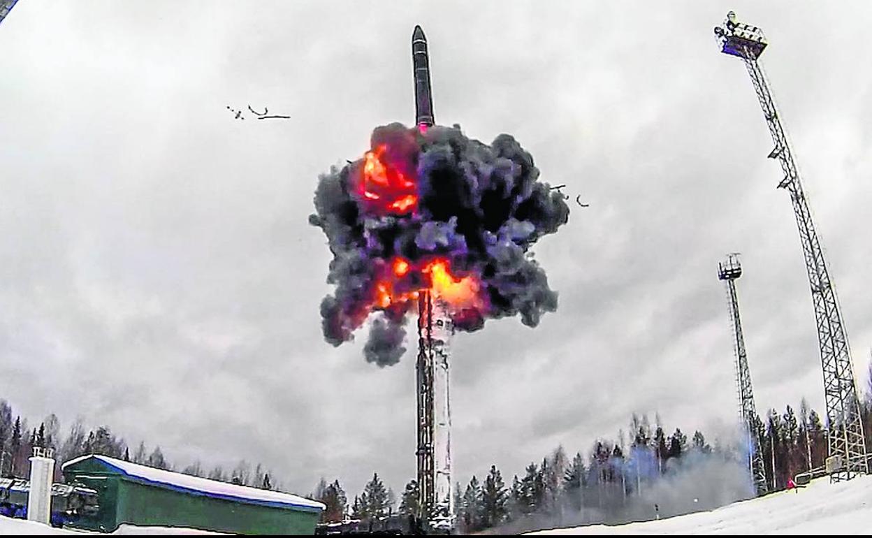 Lanzamiento de un misil balístico intercontinental ruso Yars desde el cosmódromo Plesetsk, como parte de las maniobras militares de ayer supervisadas por Putin.