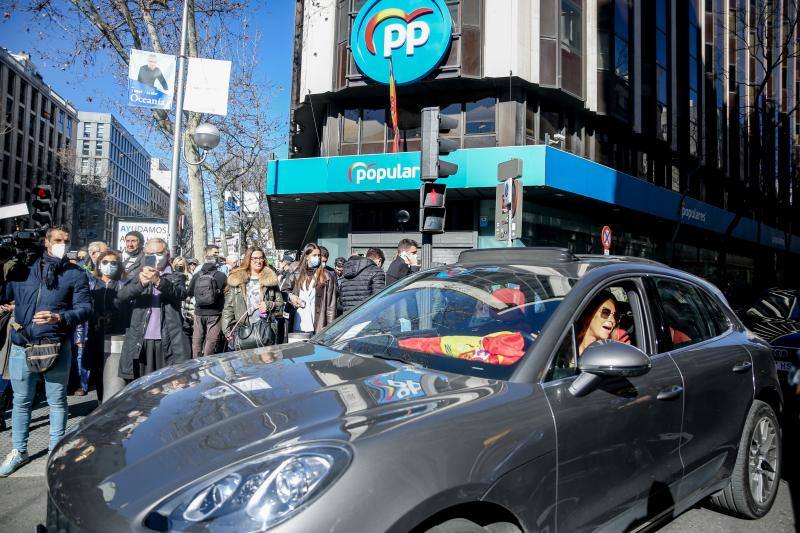 Fotos: Seguidores de Ayuso colapsan Génova