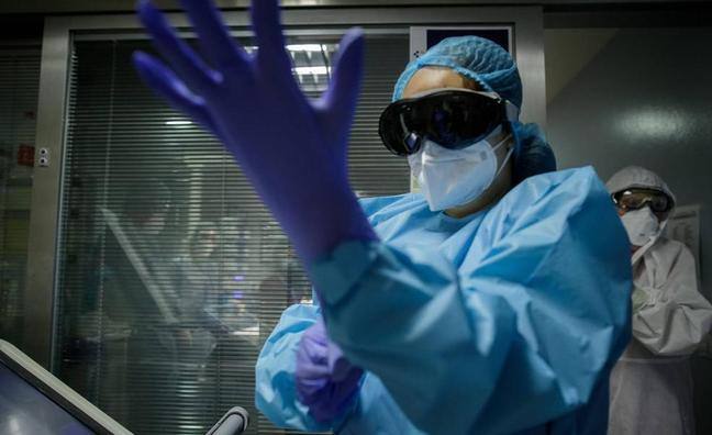 Una sanitaria se prepara para entrar en la zona covid del hospital de La Candelaria. 