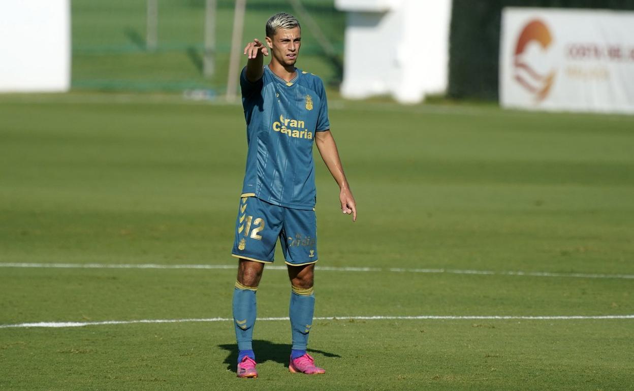Enzo Loiodice manda en el centro del campo en un partido. 