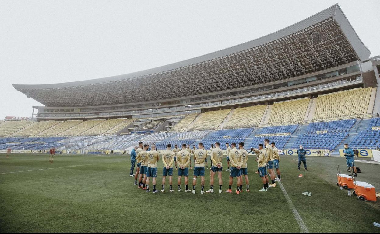 García Pimienta, técnico de la UD, en una charla con sus futbolistas en el Estadio de Gran Canaria. 