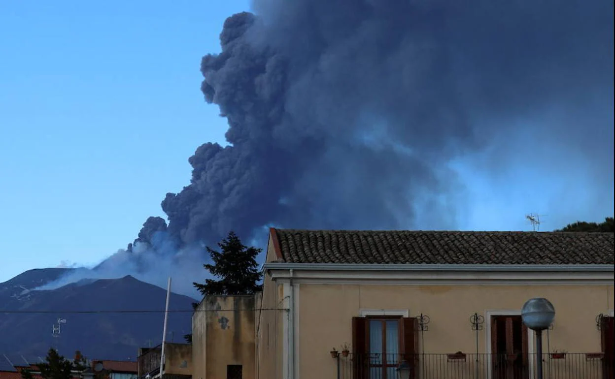 La rupción del Etna, vista desde la localidad de Nicolosi.