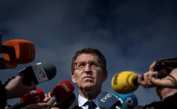 El presidente gallego, Alberto Núñez-Fiejóo, responde a las preguntas de los medios de comunicación. 