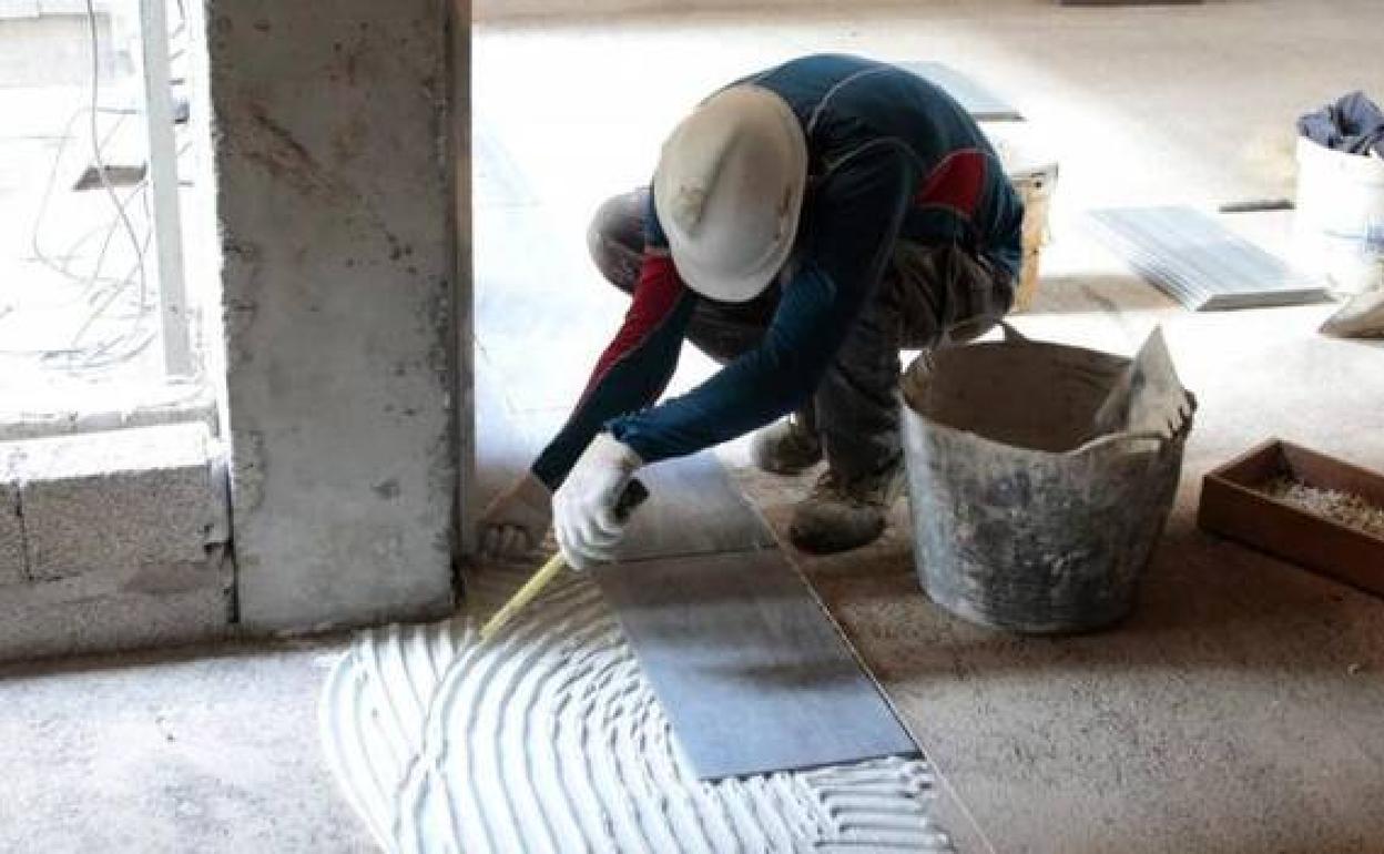 Operario de construcción en una obra insular. 