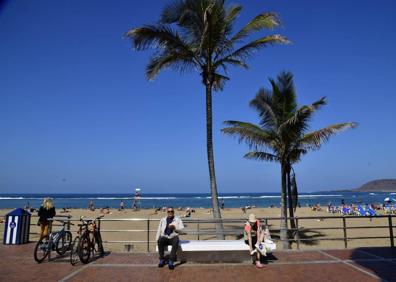 Imagen secundaria 1 - Imágenes primaverales, en pleno febrero, en la playa de Las Canteras. / 