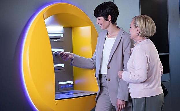 CaixaBank presenta su compromiso de atención personalizada a las personas mayores, el más completo del sector financiero en España