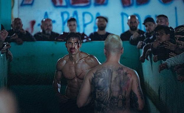 Álex González, como Nando, en una de las secuencias más contundentes de 'Operación marea negra', que se estrena el viernes.