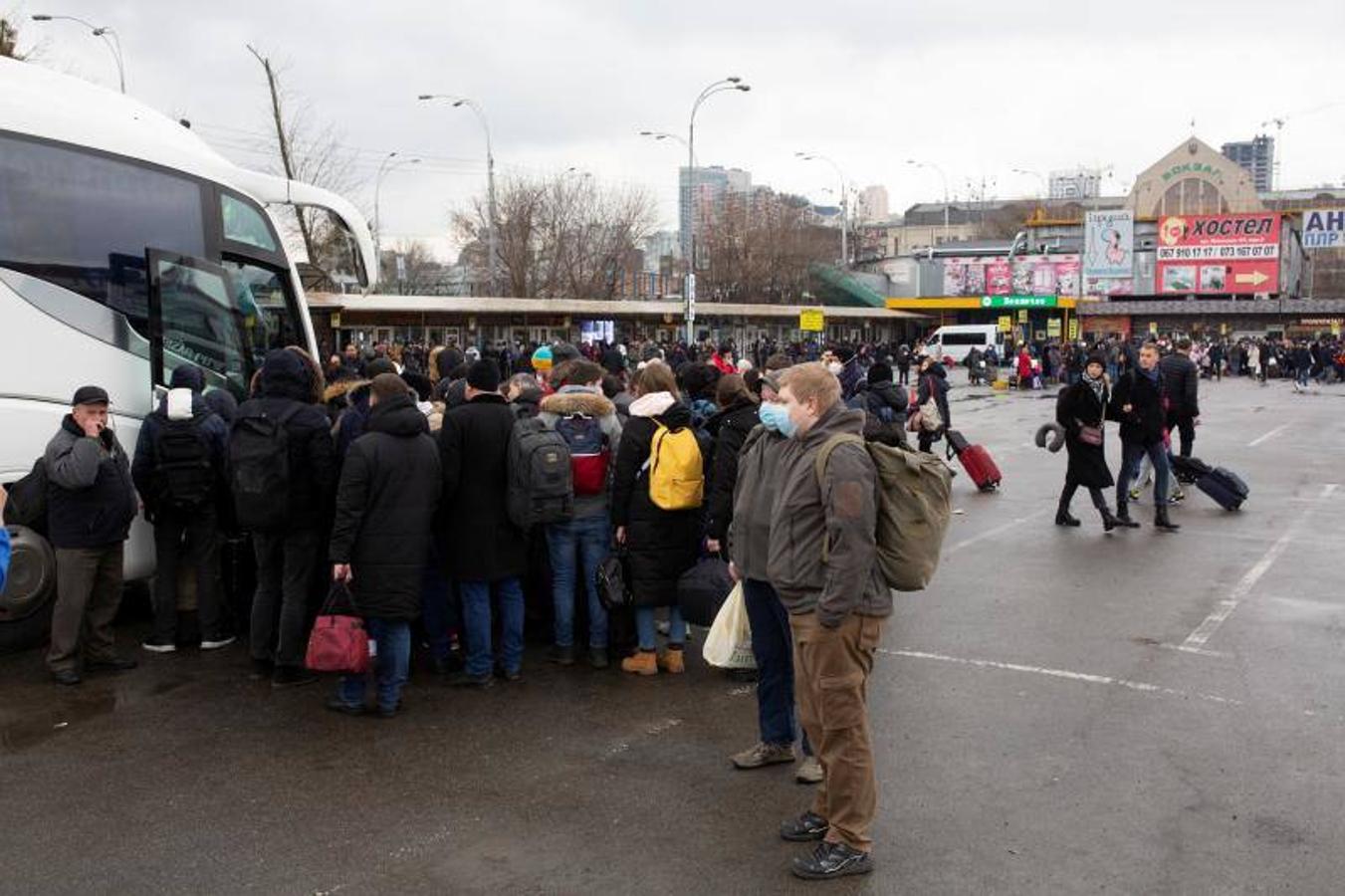 Un grupo de personas esperar para coger un autobús en Kiev.