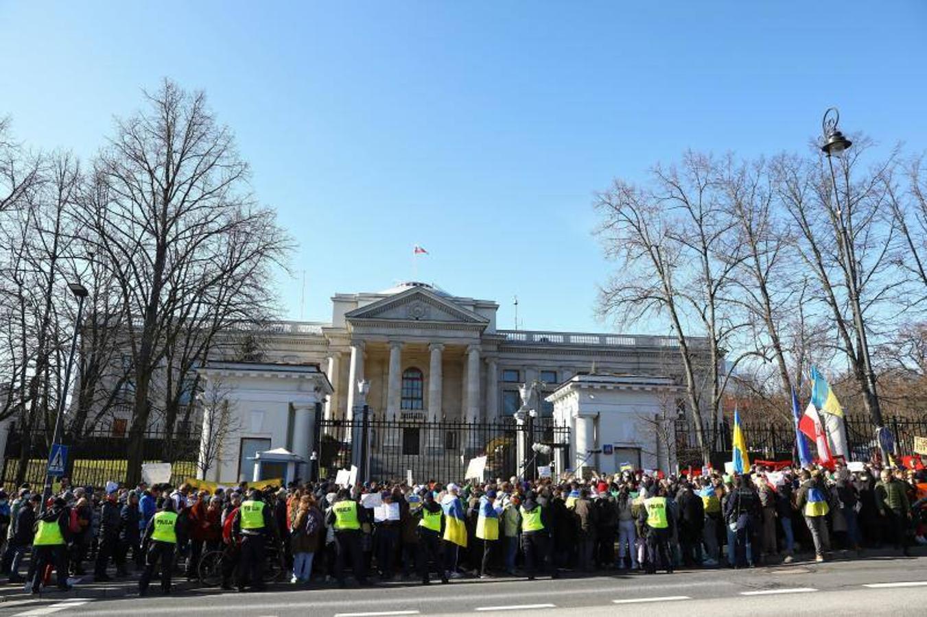 Un grupo de personas se manifiesta en la Embajada de la Federación Rusa en Varsovia, Polonia.